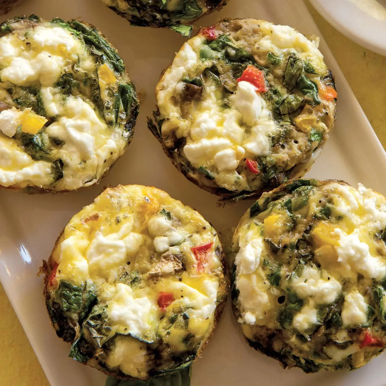 Omeletes vegetarianas de copo de muffin