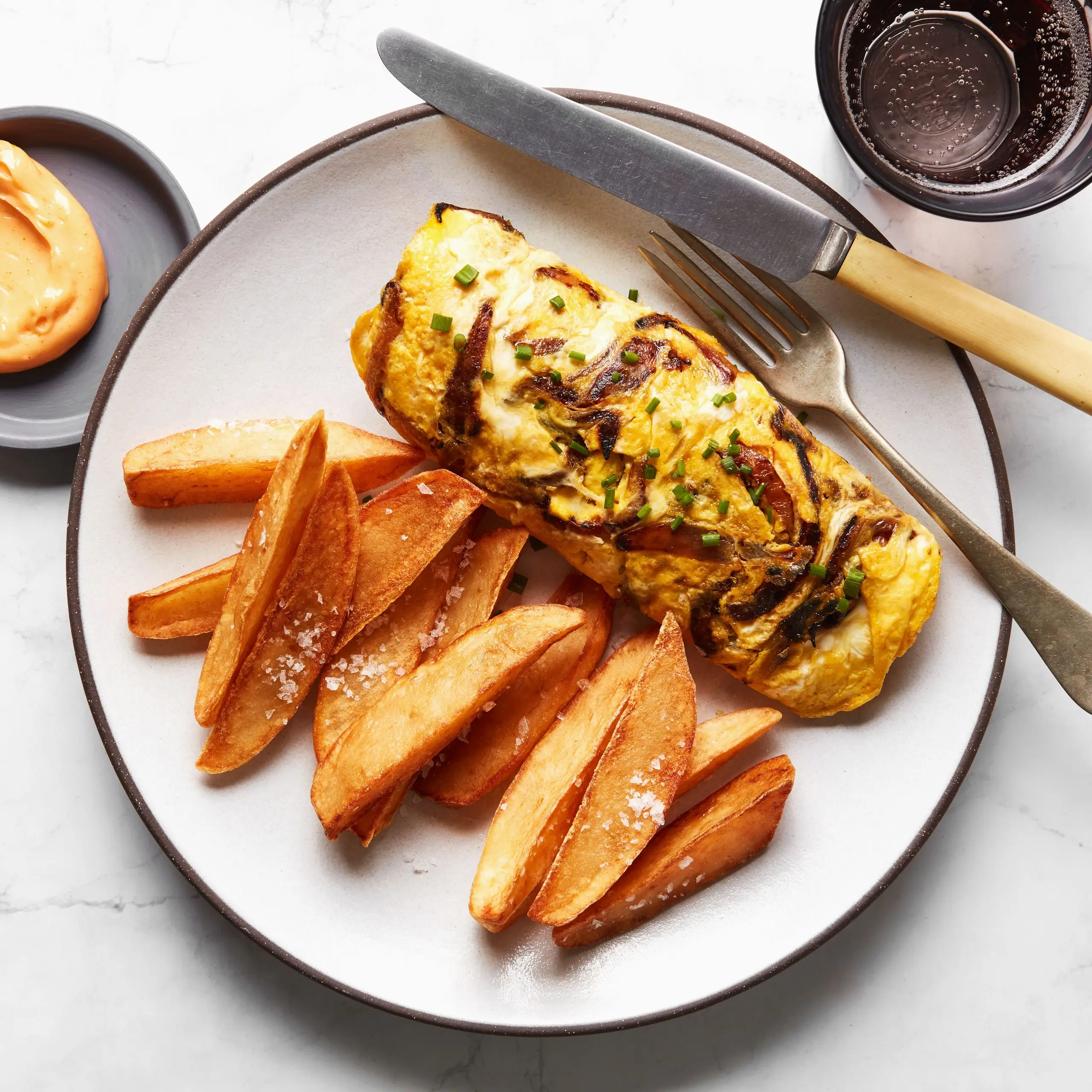Omelete de cebola e batatas fritas