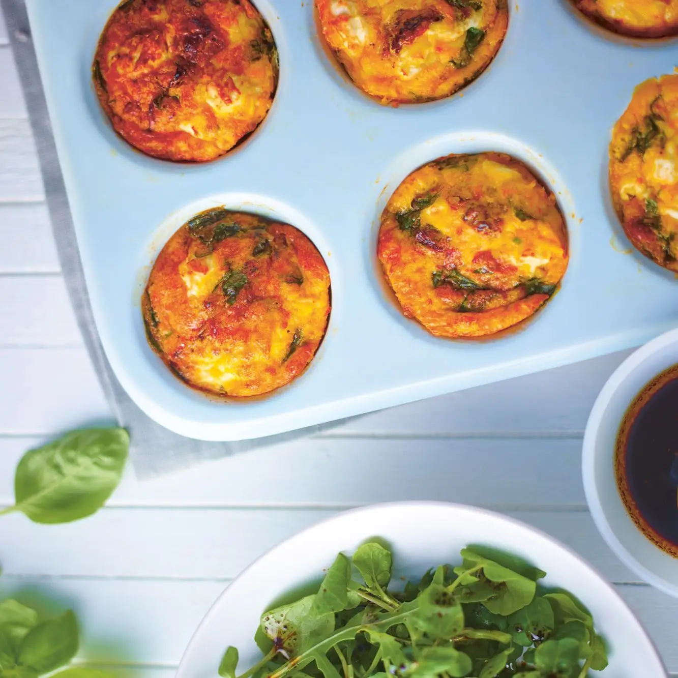 Muffins de omelete de feta, espinafre e manjericão