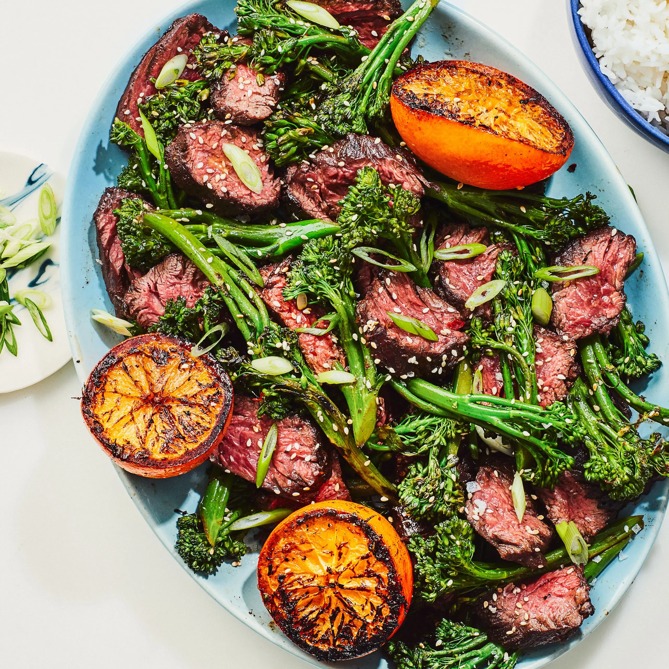 Bife chinês de cinco especiarias com laranjas e brócolis de gergelim