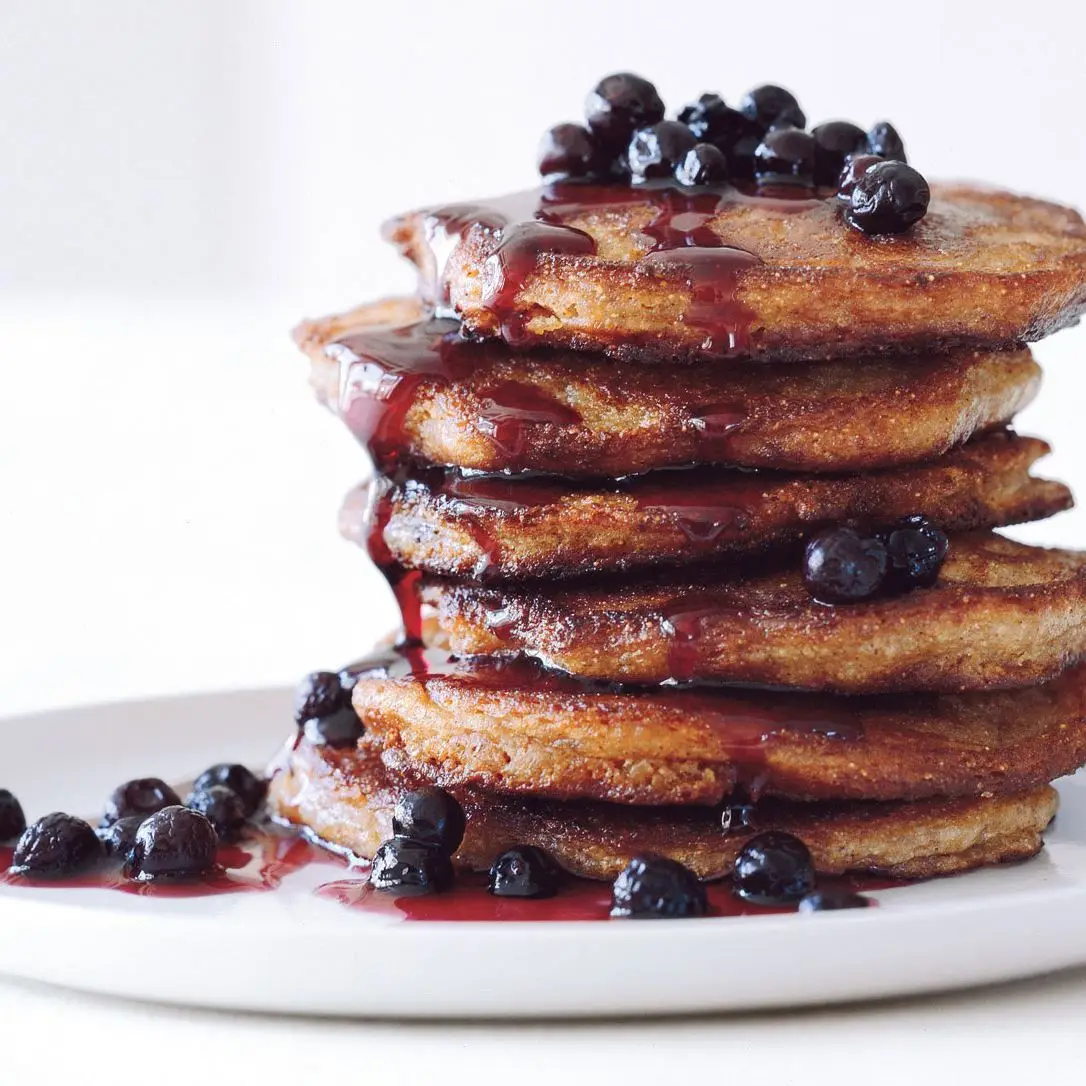 Panquecas de grãos integrais com xarope de mirtilo selvagem