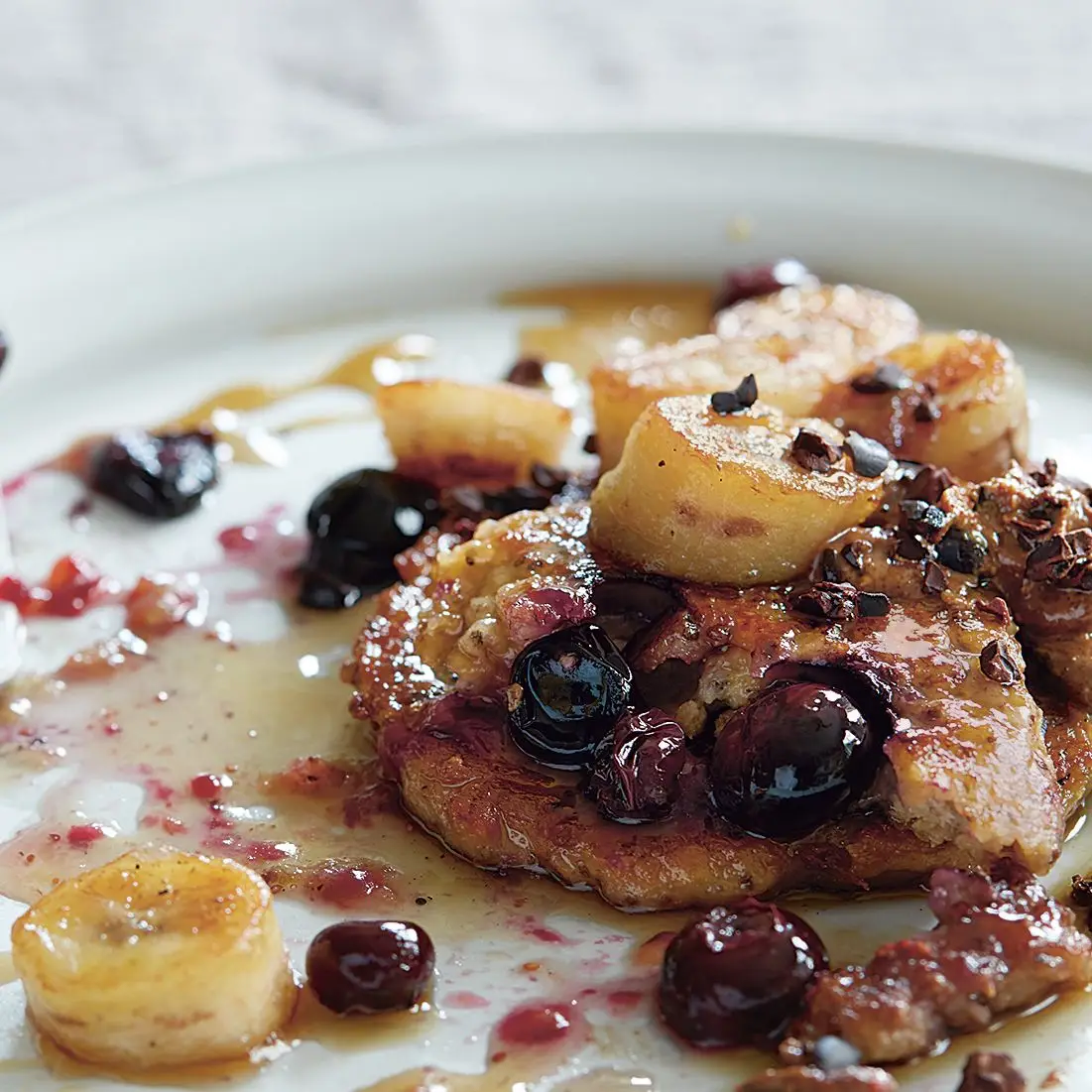 Panquecas de mirtilo sem glúten com bananas caramelizadas