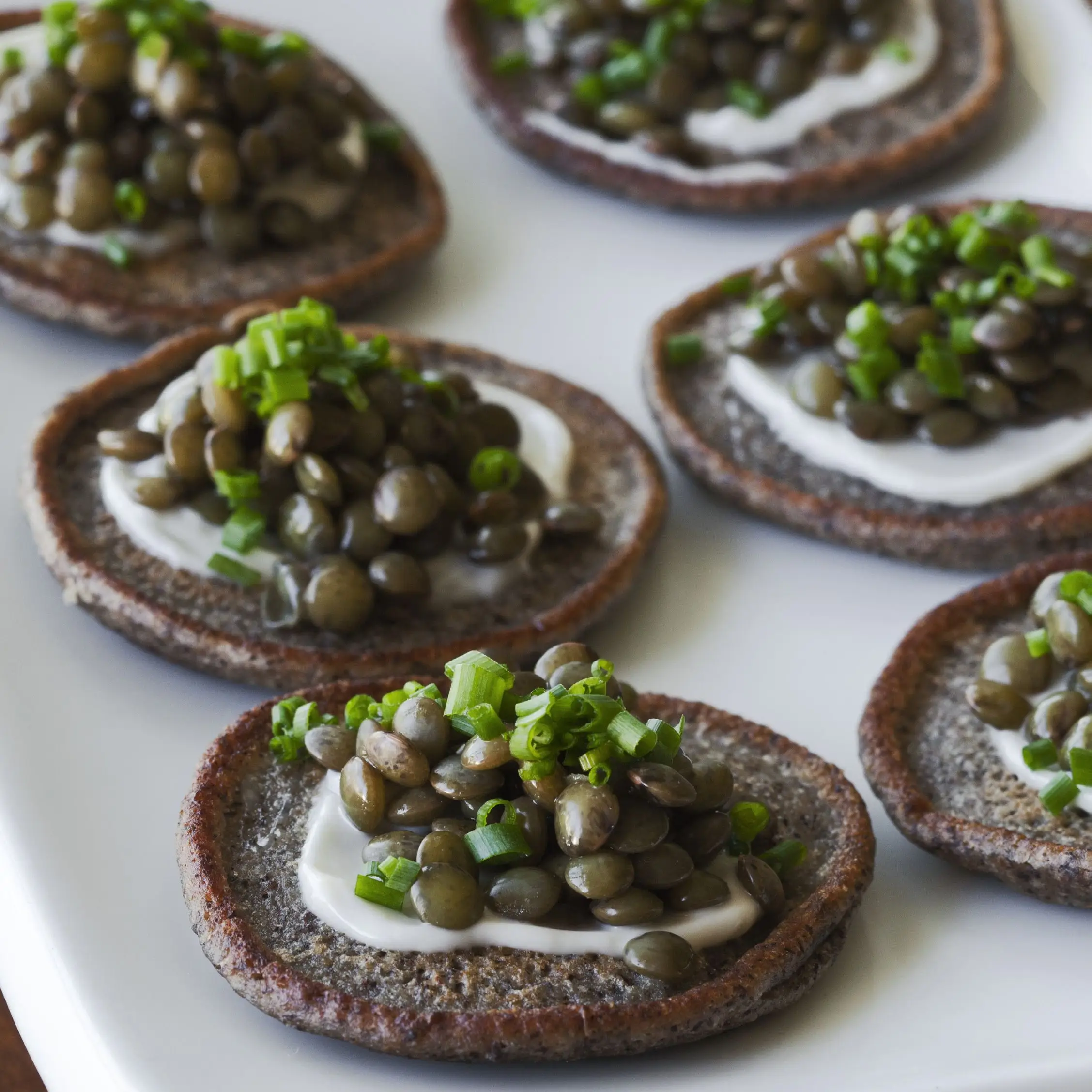 Beluga Lentil Caviar em Blini