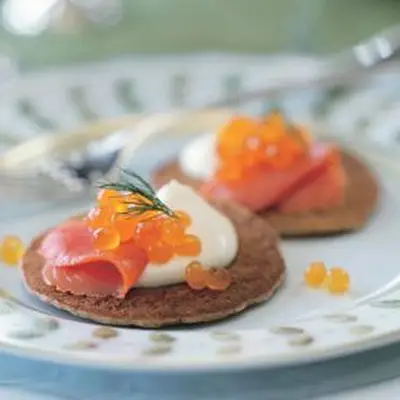 Blinis de trigo sarraceno com salmão defumado e creme fraîche