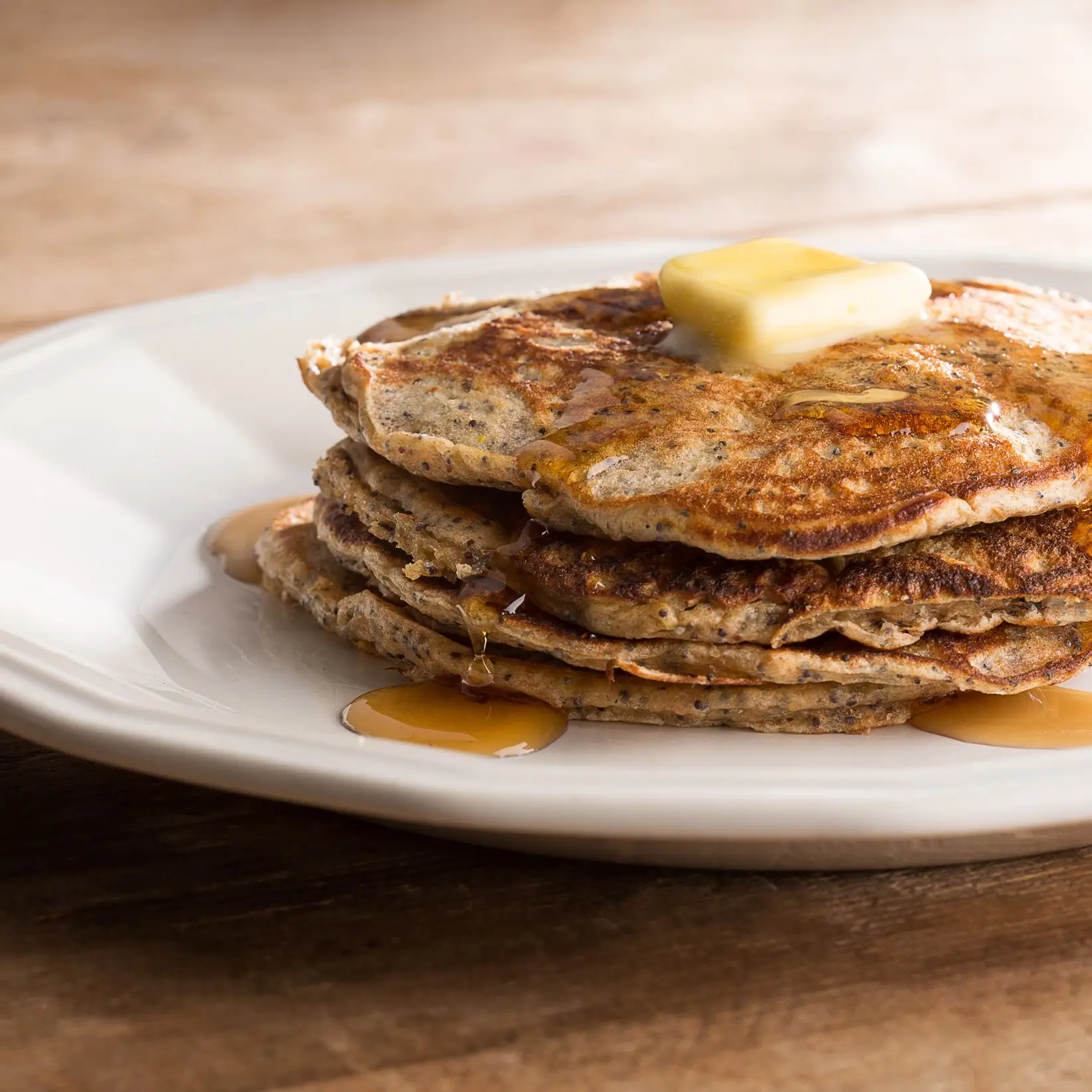 Panquecas de sementes de papoula laranja com xarope de bordo de alecrim