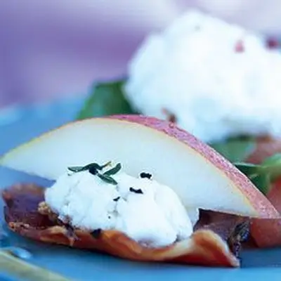 Bratas de pancetta com queijo de cabra e pêra