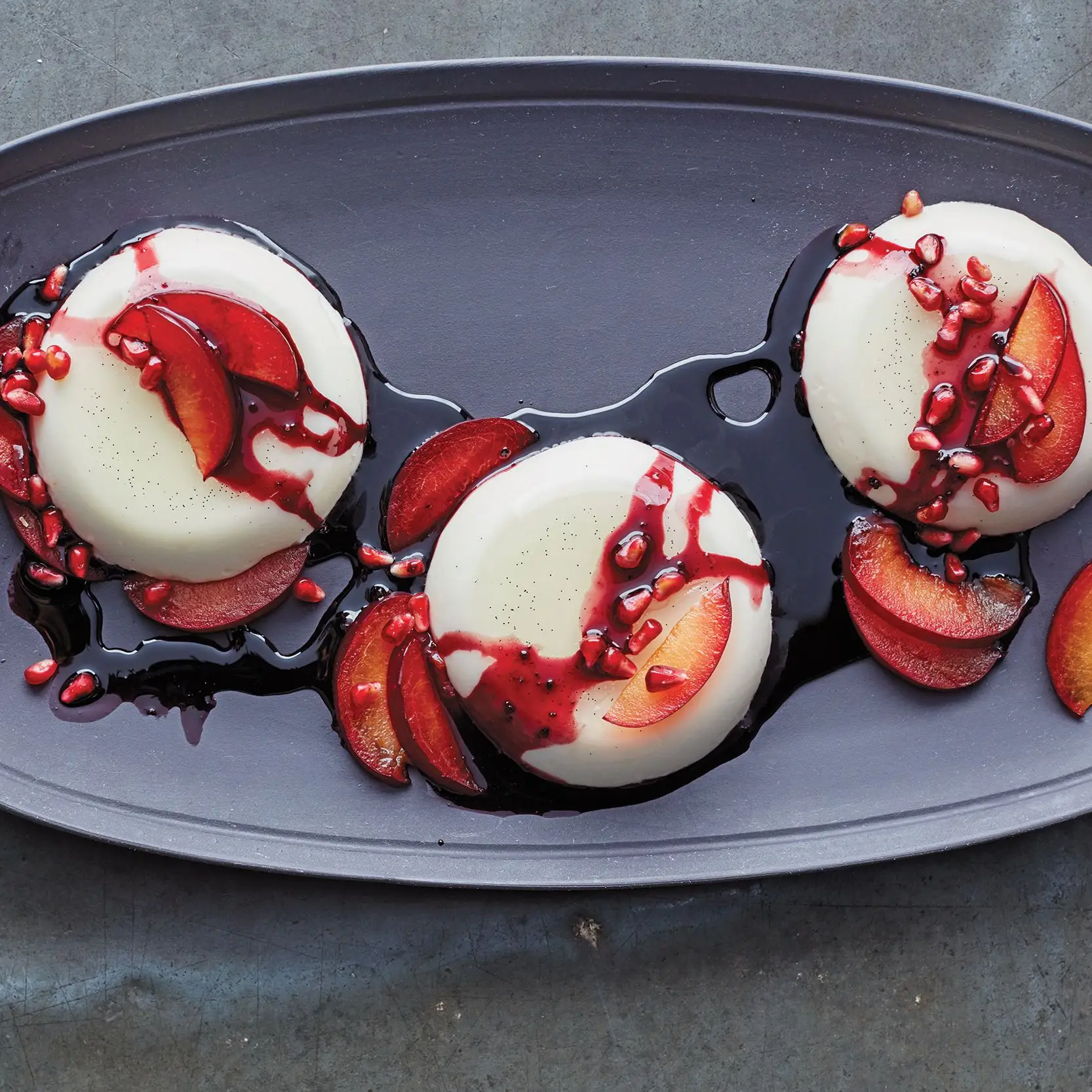 Virgin Cotta de Mary mit Rotweinsirup