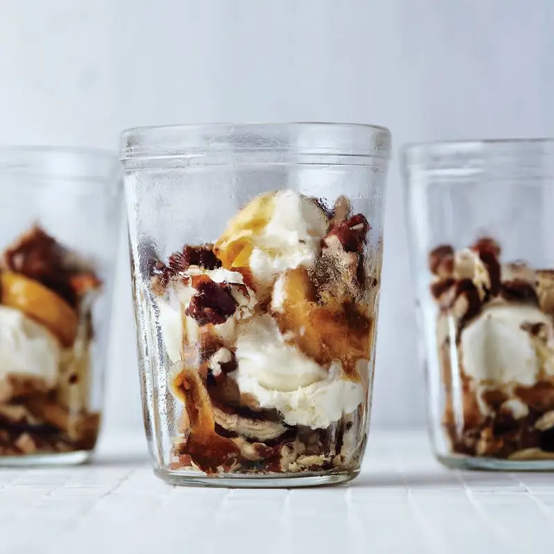 Parfaits de banana com açúcar mascavo com nozes de bordo com vias de bordo