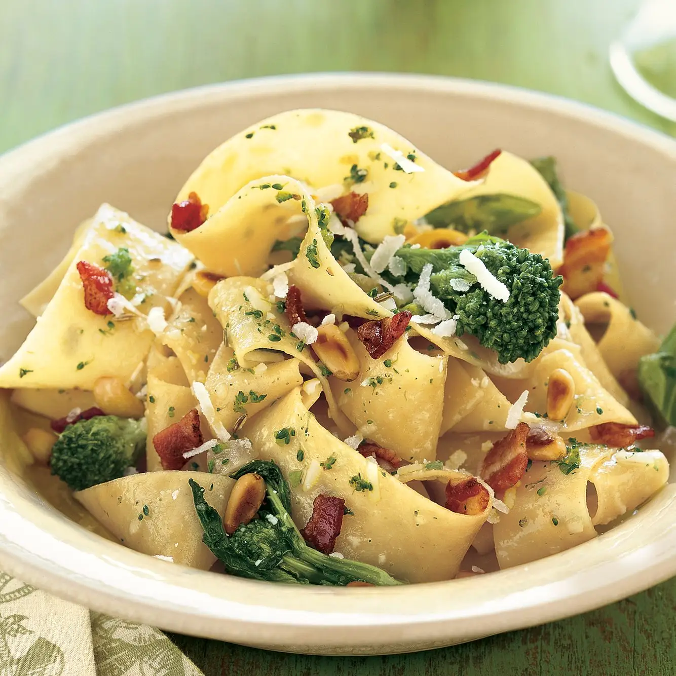 Pappardelle com pancetta, brócolis rabe e pinheiros