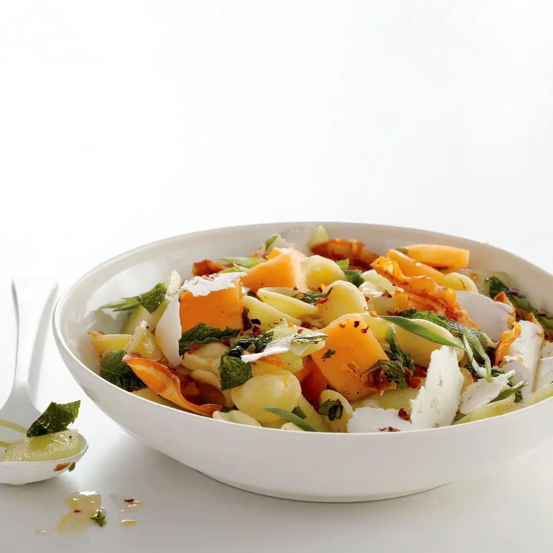 Salada de macarrão com melão, bacon e ricota saborosa