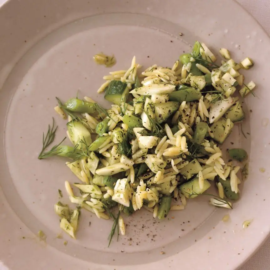 Orzo, fagiolini e insalata di finocchio con parassiti di aneto
