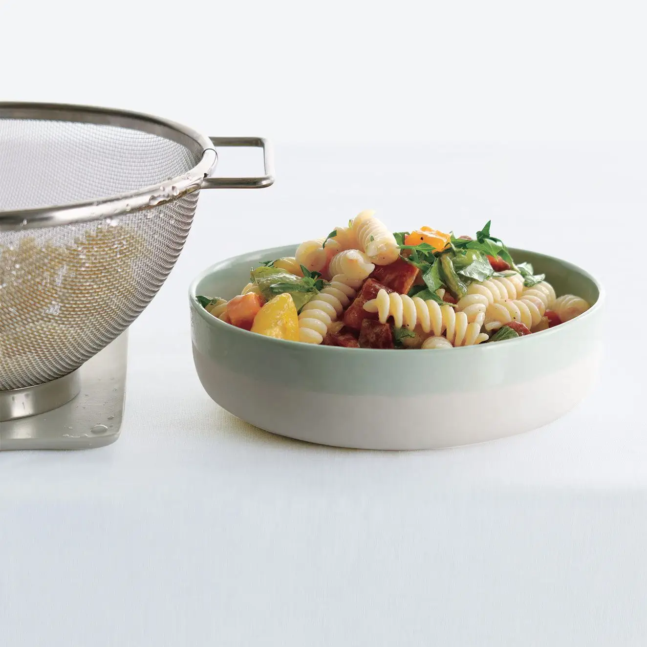 Salada de macarrão de erva de herança