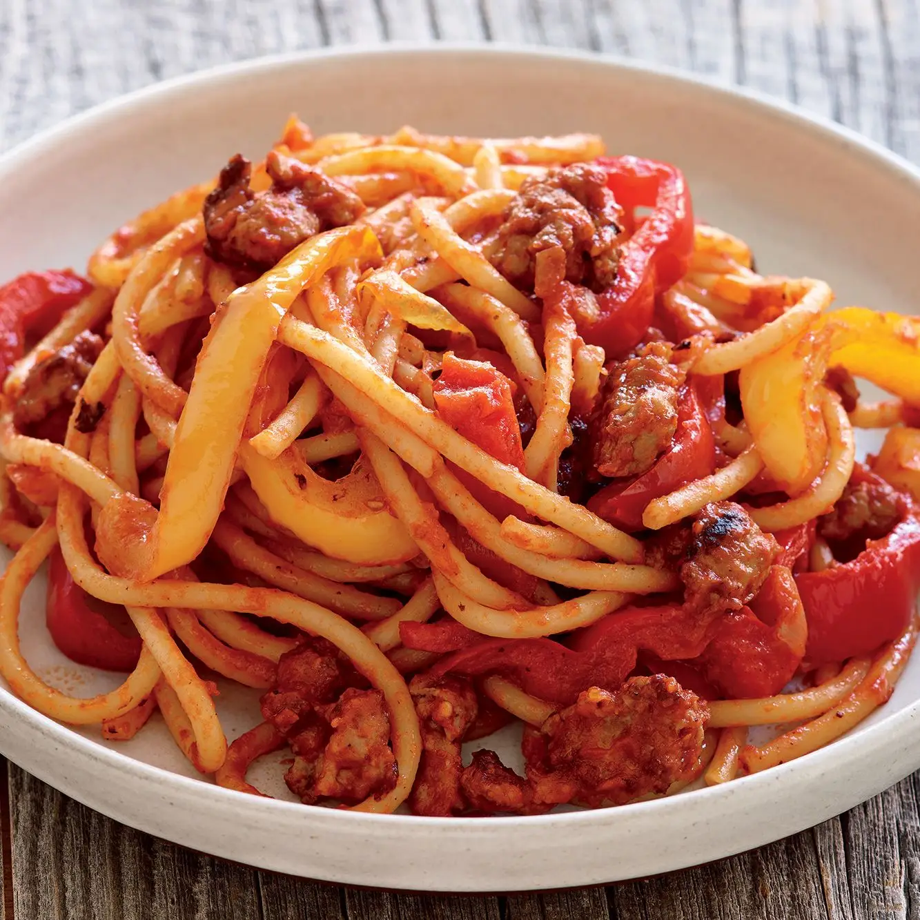 Bucatini com salsicha e pimentão