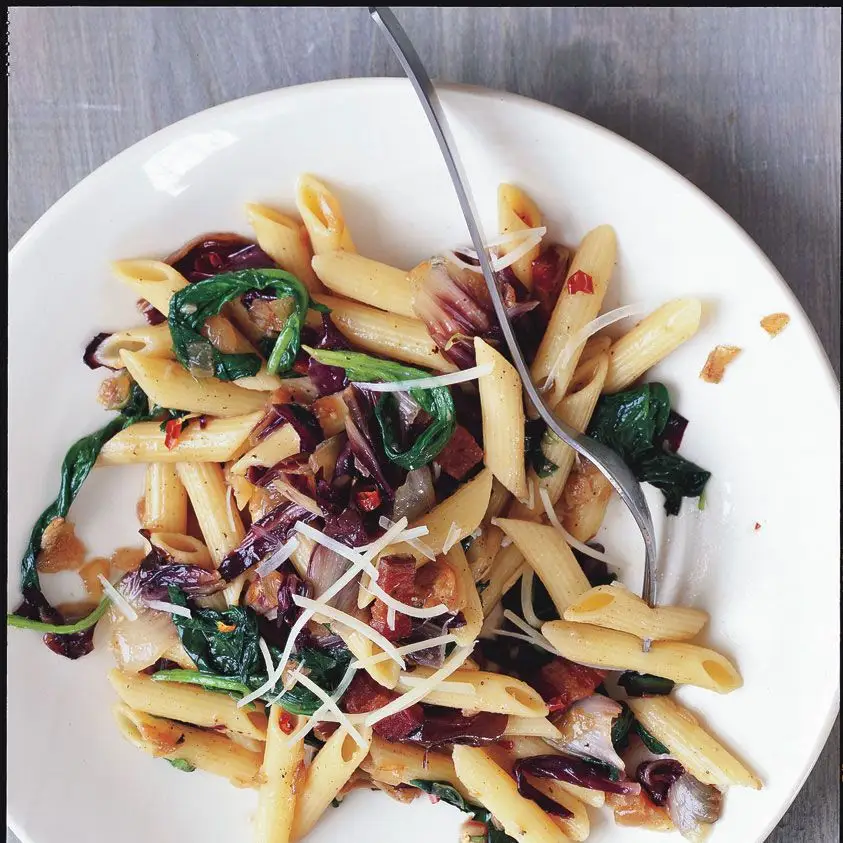 Penne com radicchio, espinafre e bacon