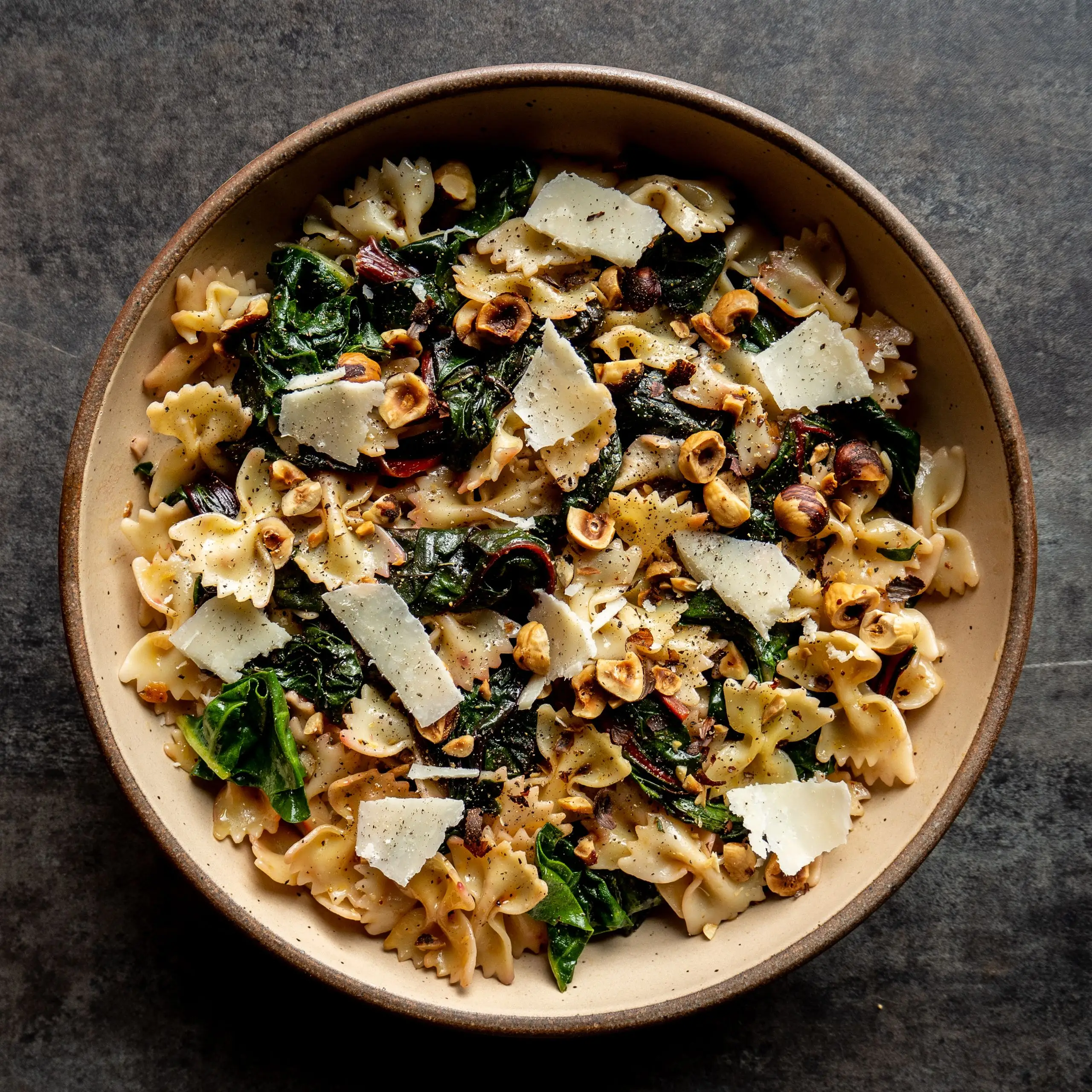 Macarrão suíço com avelãs tostadas e parmesão