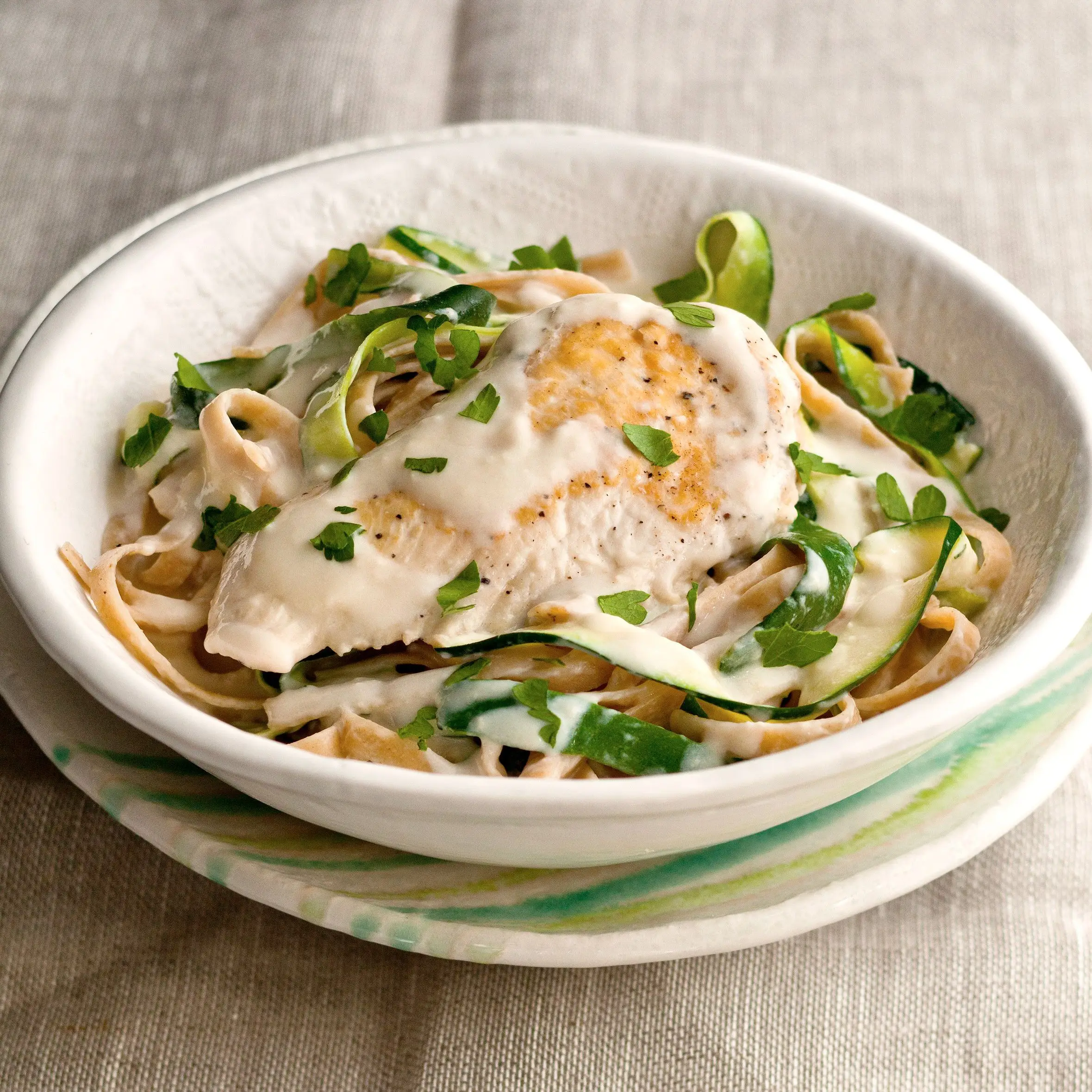 Alfredo de frango com fitas de abobrinha