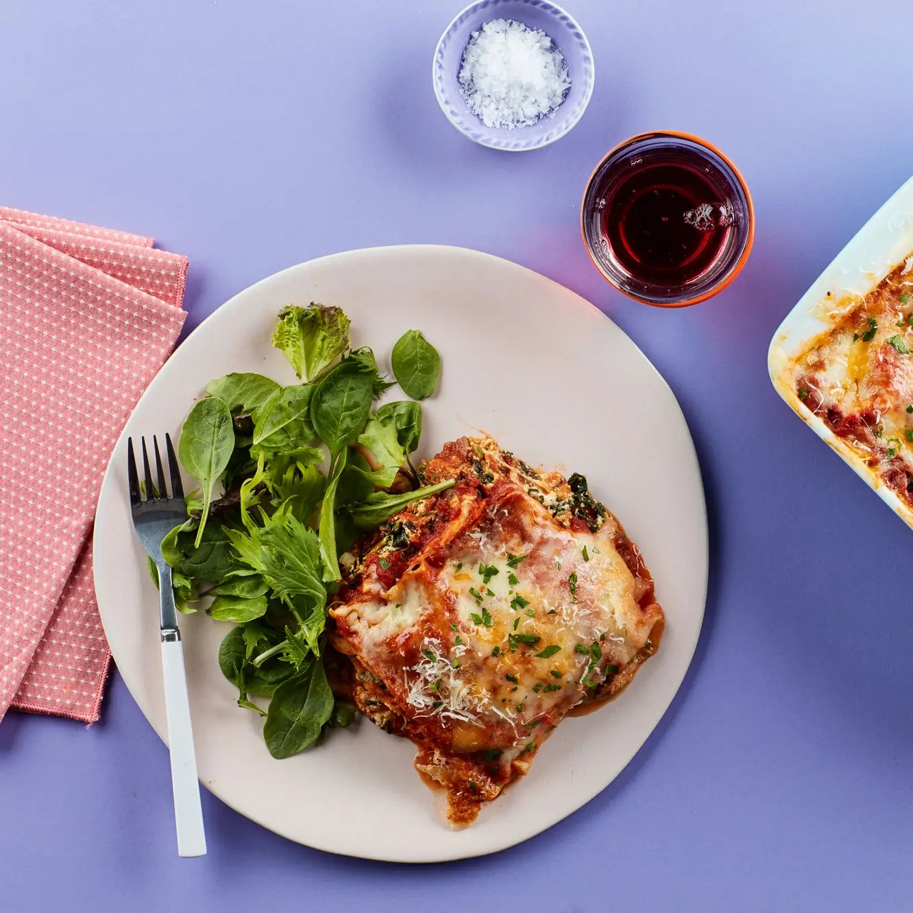 Lasanha de microondas com espinafre, cogumelos e três queijos