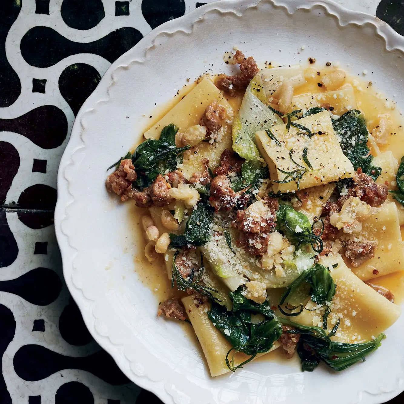 Salsicha, verduras e massas de feijão