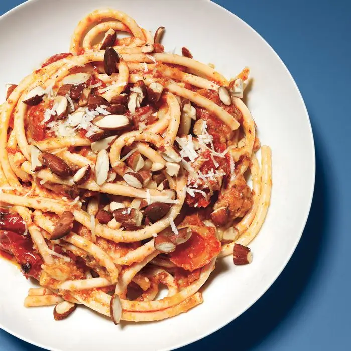 Perciatelli com tomate assado e pesto de amêndoa