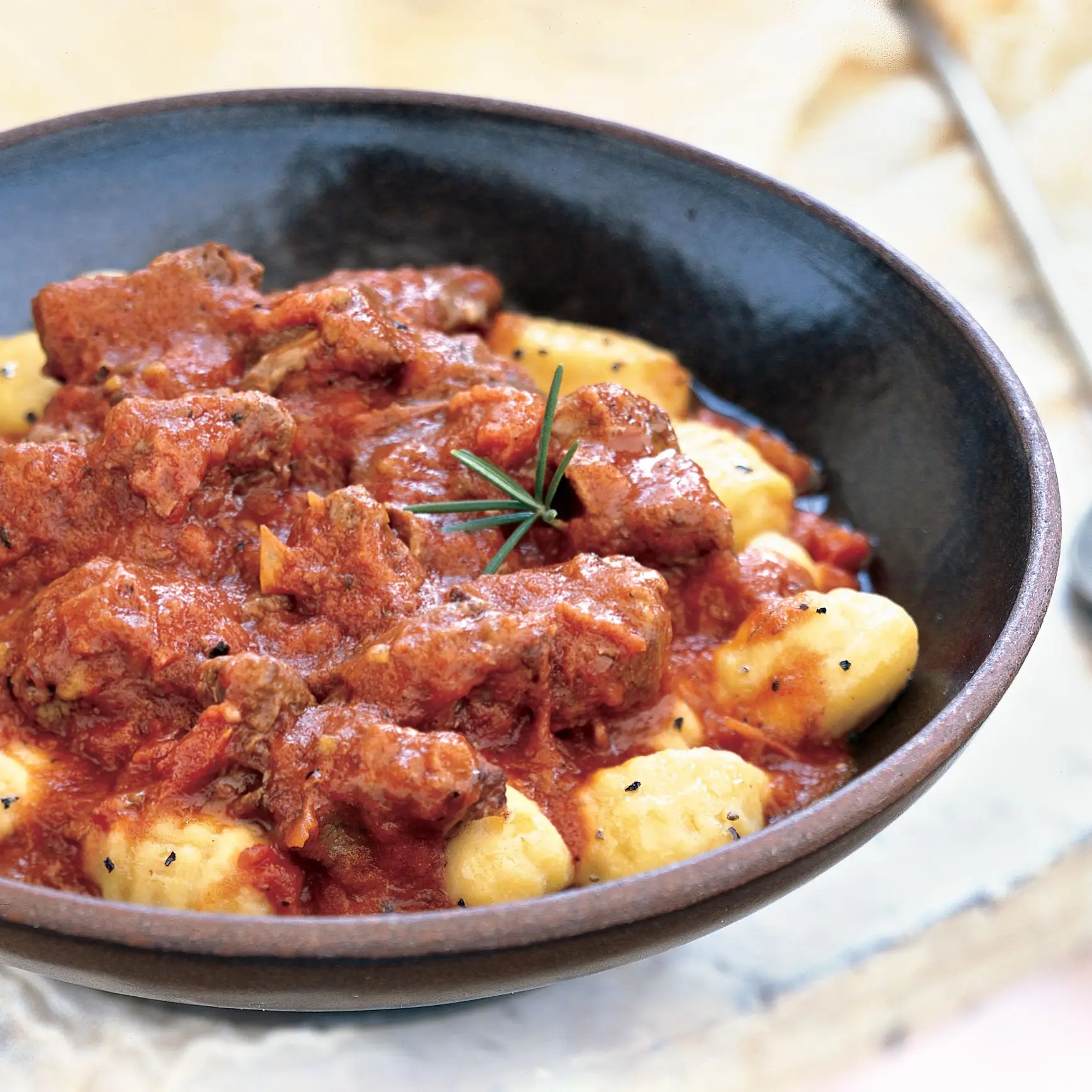 Gnocchi de batata com cordeiro (nhoque de batata com raio de cordeiro)