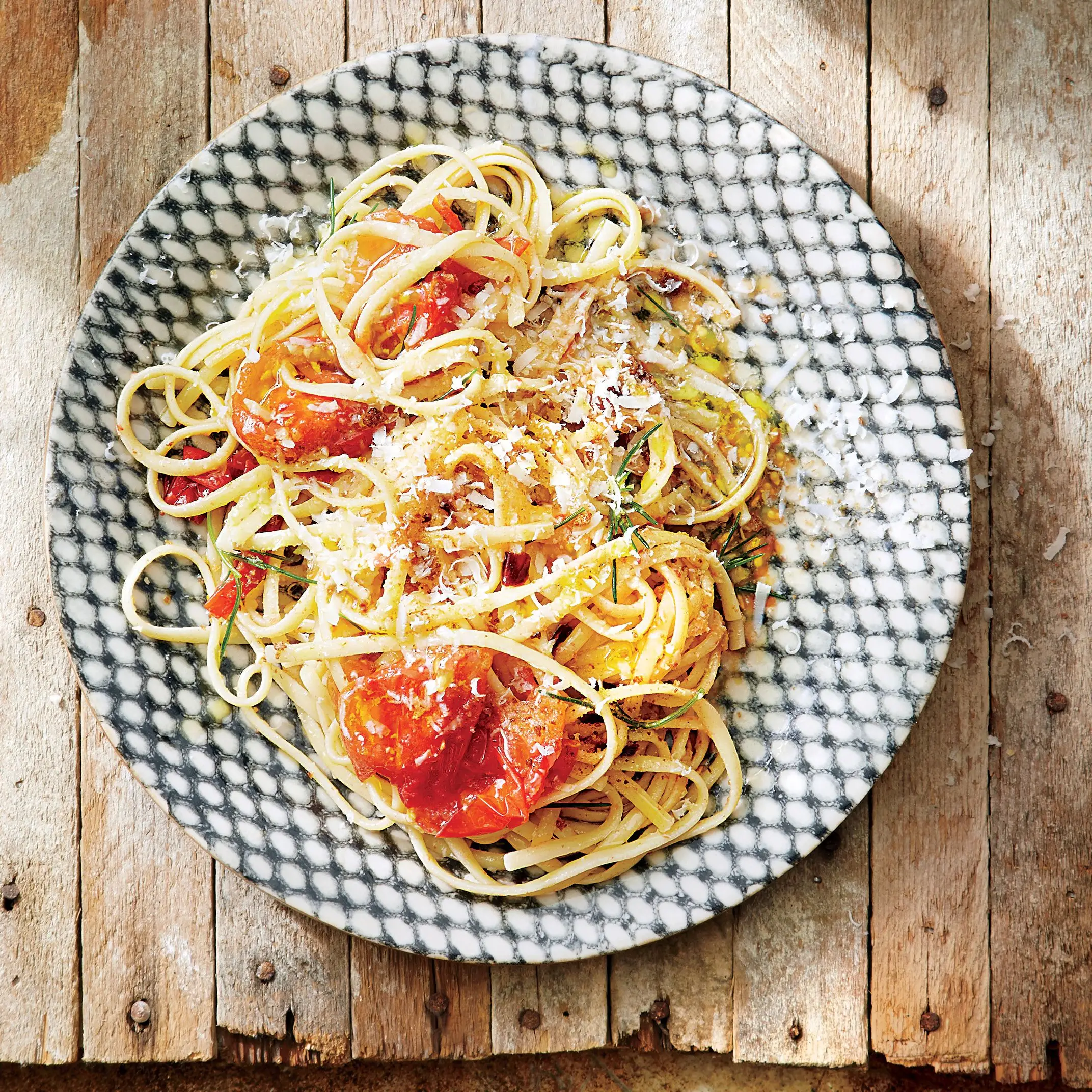 Linguine mit Tomaten und Pfefferexplosionen