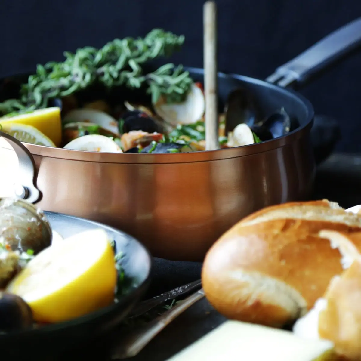 Linguine de frutos do mar com chouriço e açafrão