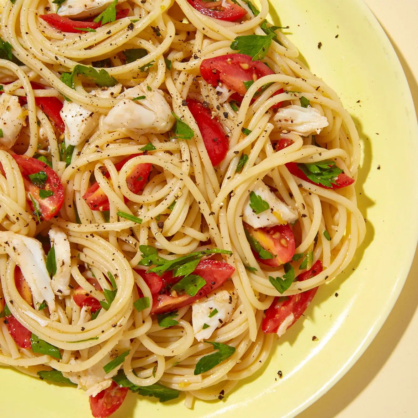 Espaguete com caranguejo e tomate