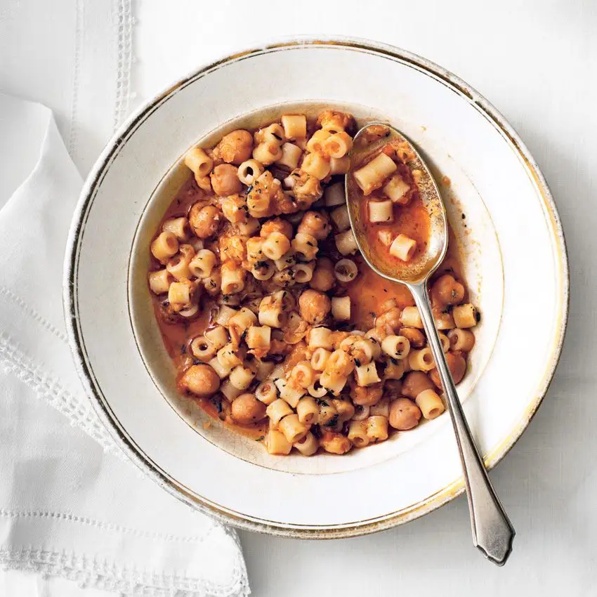 Ditalini com grão de bico e óleo de alho-pêmula