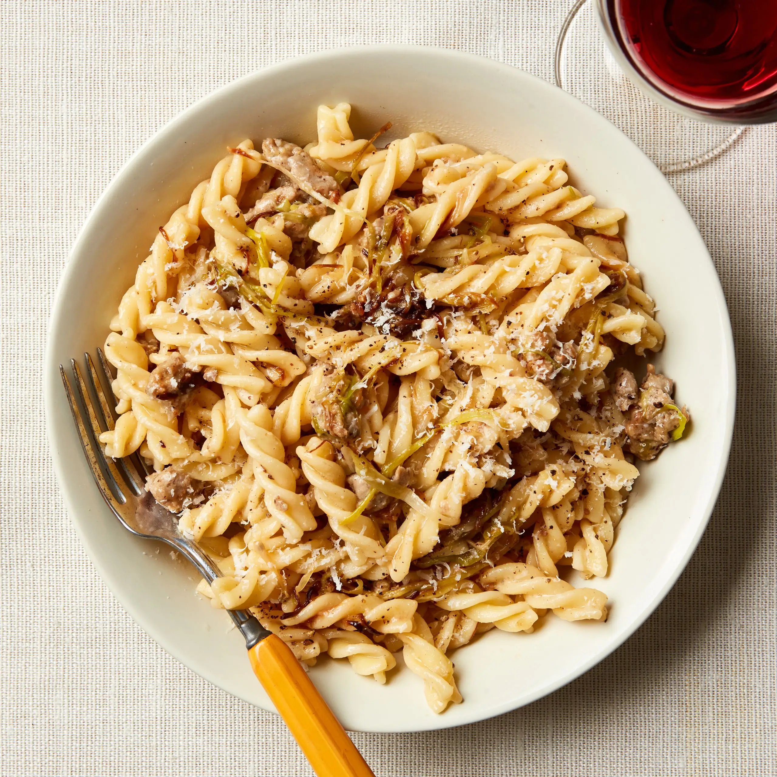 Fusilli com salsicha e alho -poró