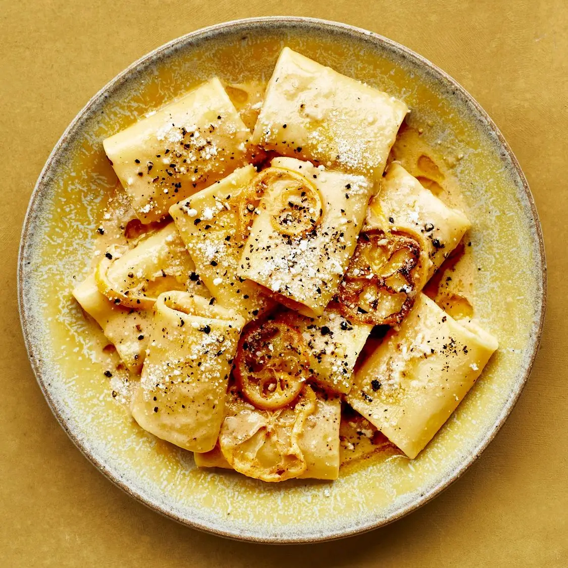 Macarrão com manteiga marrom, limão inteiro e parmesão