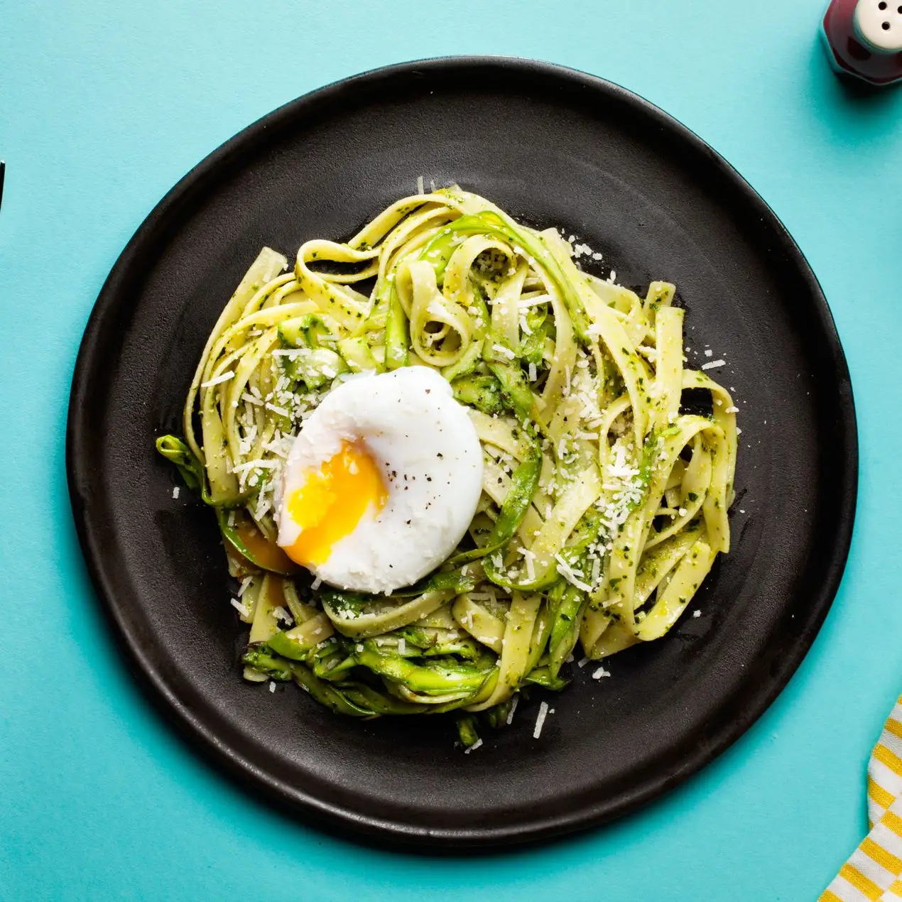Fettuccine com aspargos, pesto verde de beterraba e ovo escalfado