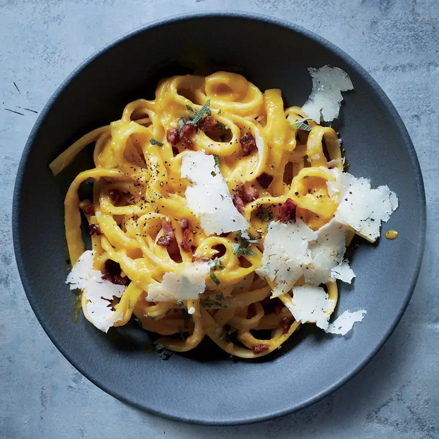 Squash carbonara de inverno com pancetta e sálvia