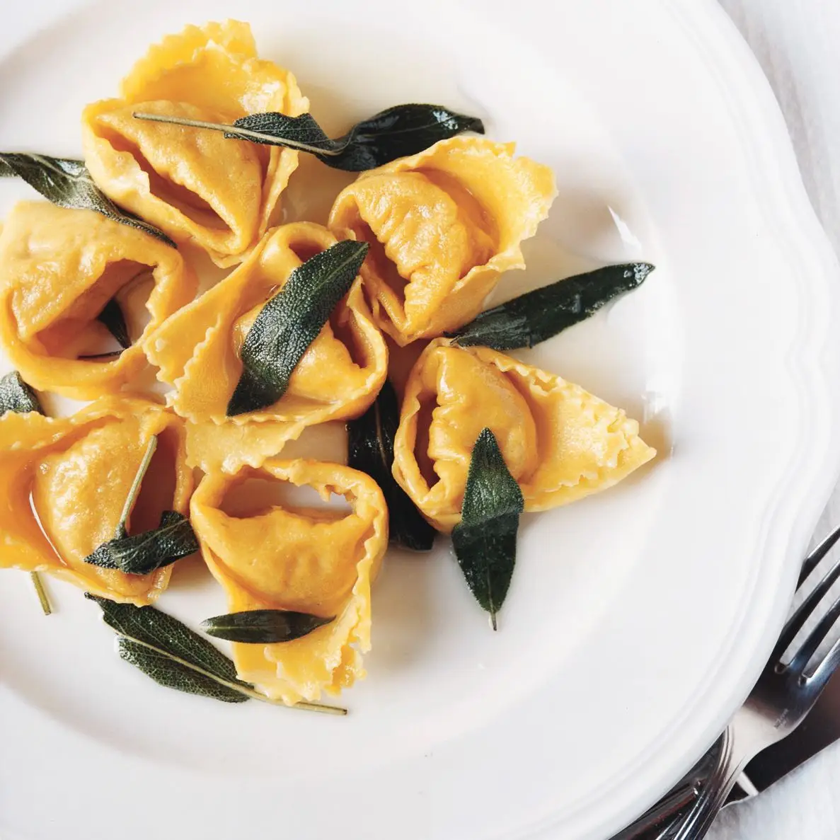 Butternut Squash Cappellacci com manteiga marrom sálica
