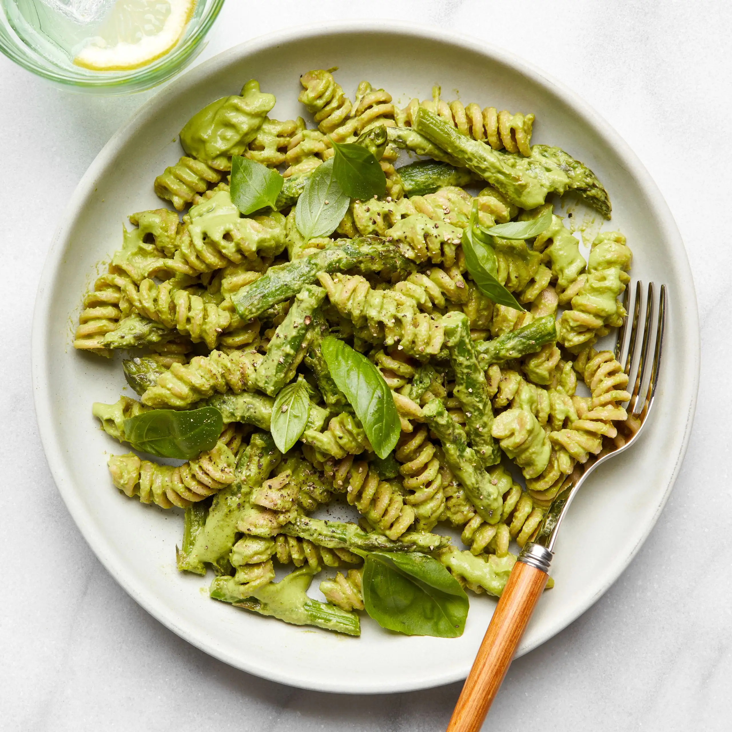 Fusilli em pesto de aspargos veganos cremosos
