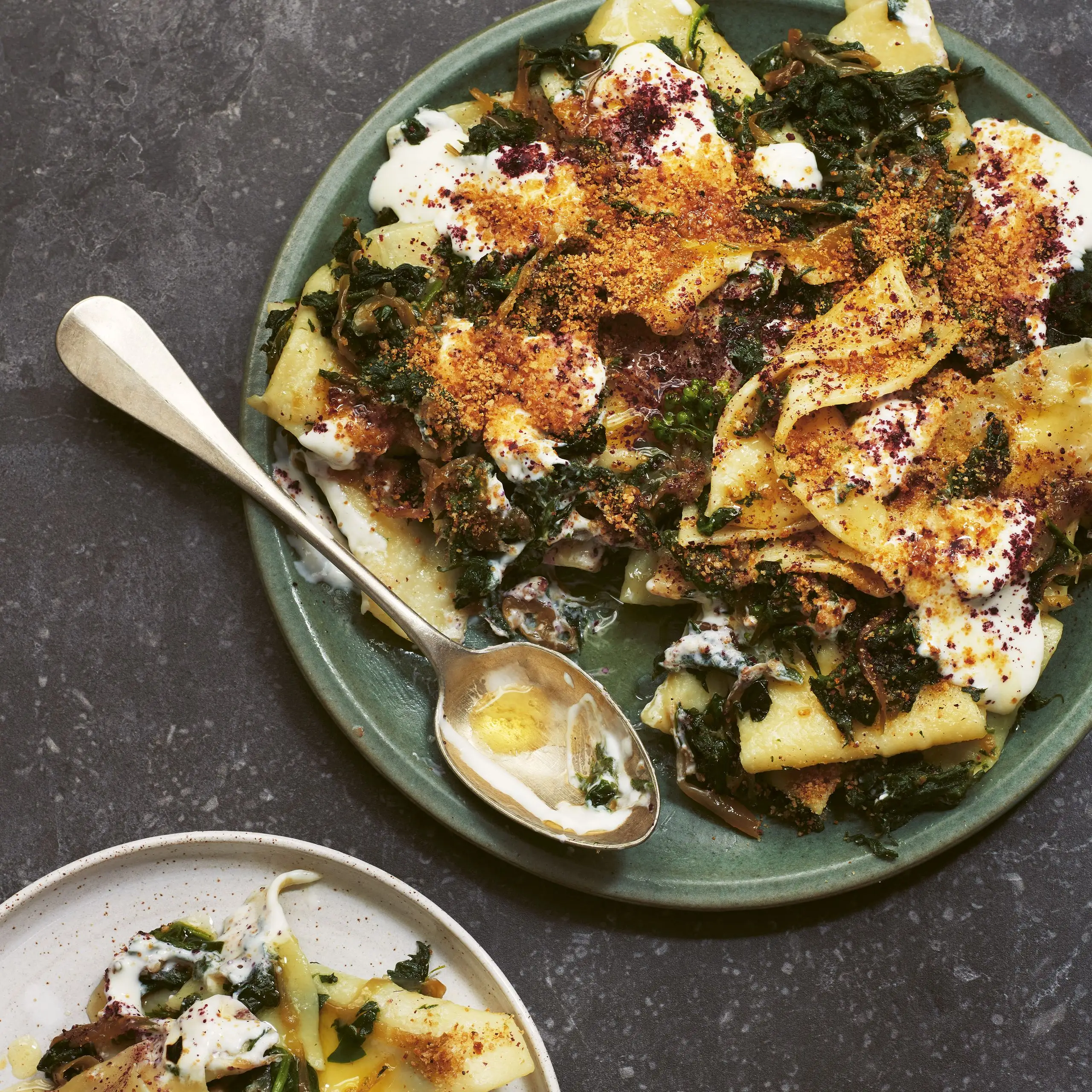 Verdes escuros e macarrão com iogurte