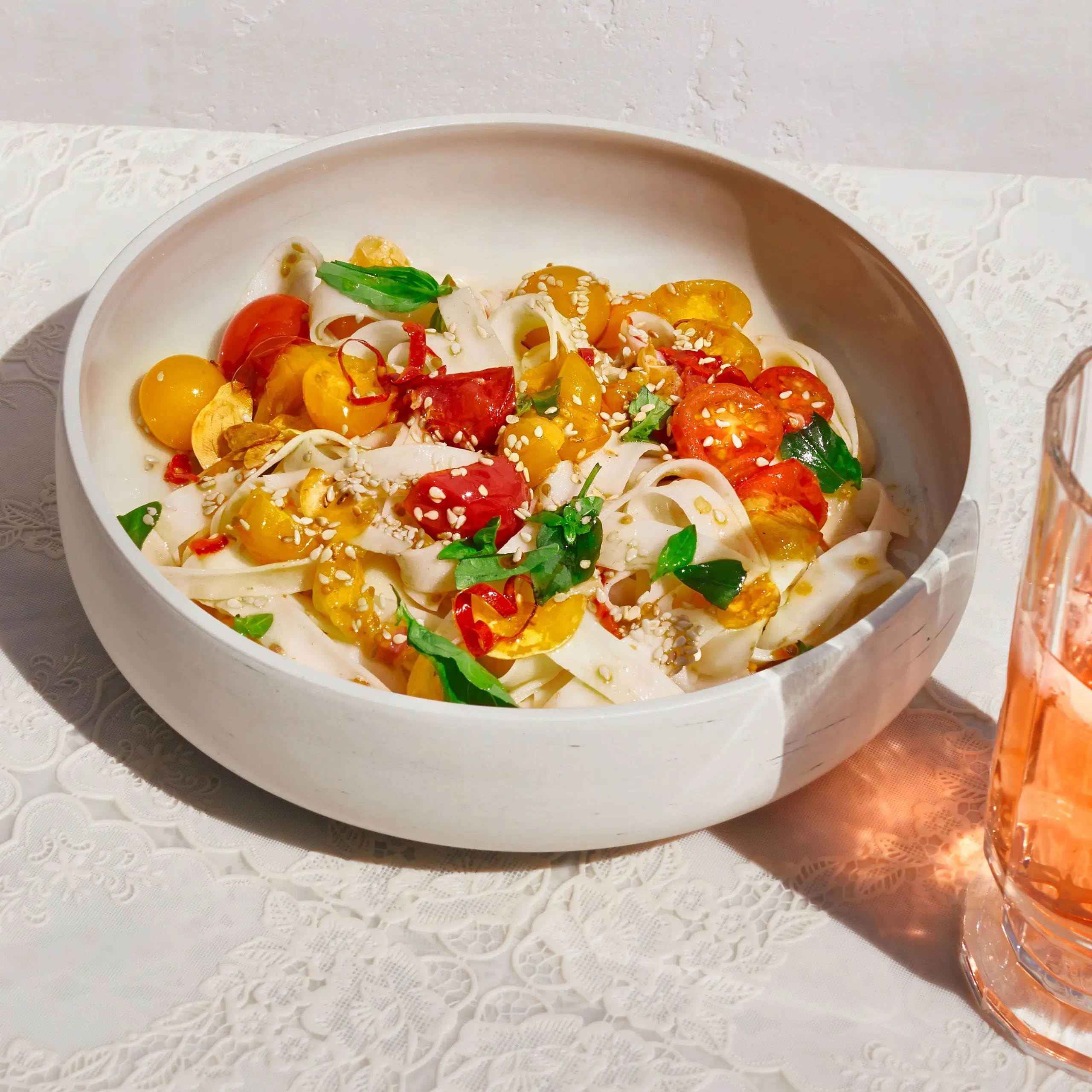 Macarrão de arroz al pomodoro com óleo de pimenta