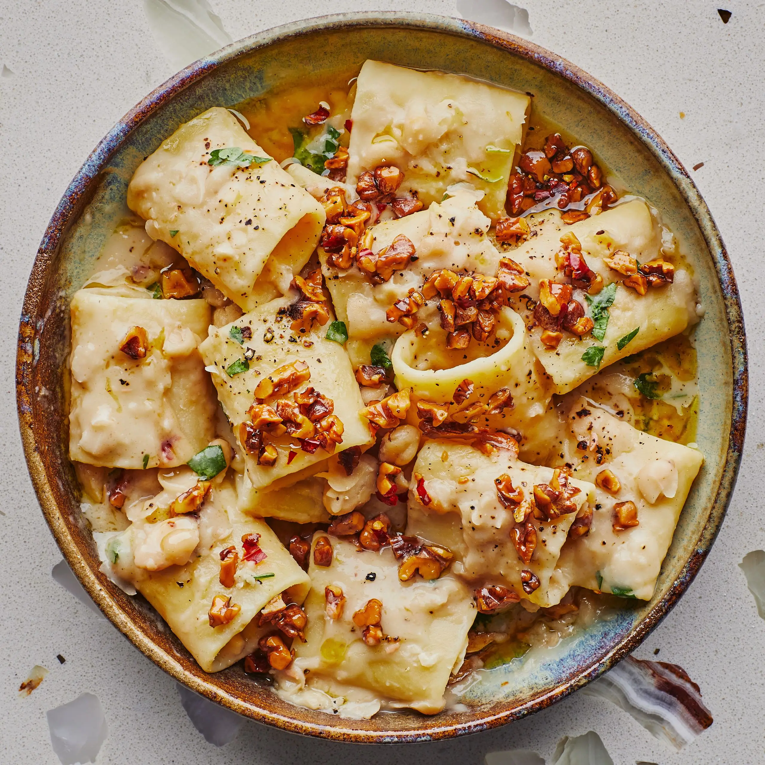 Macarrão de despensa com molho de creme vegano
