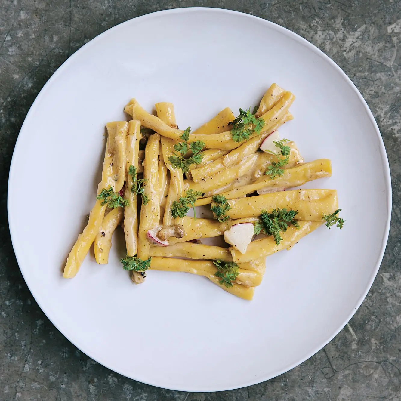 Strozzapreti carbonara com rabanetes