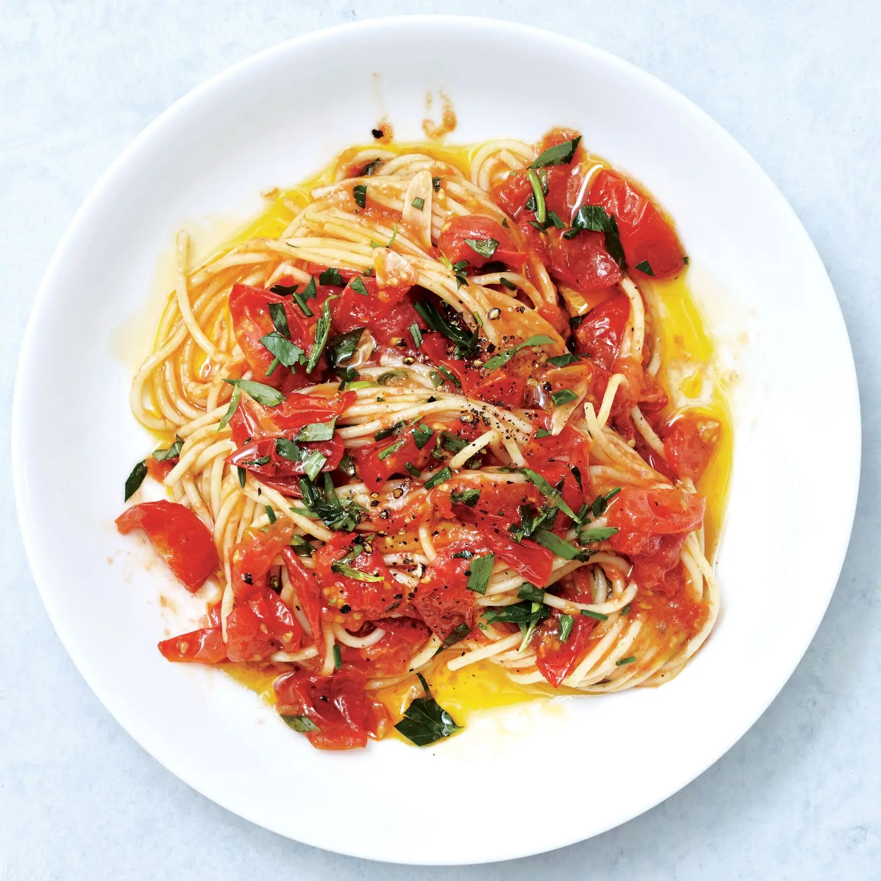 Espaguete com tomates e manteiga anchova