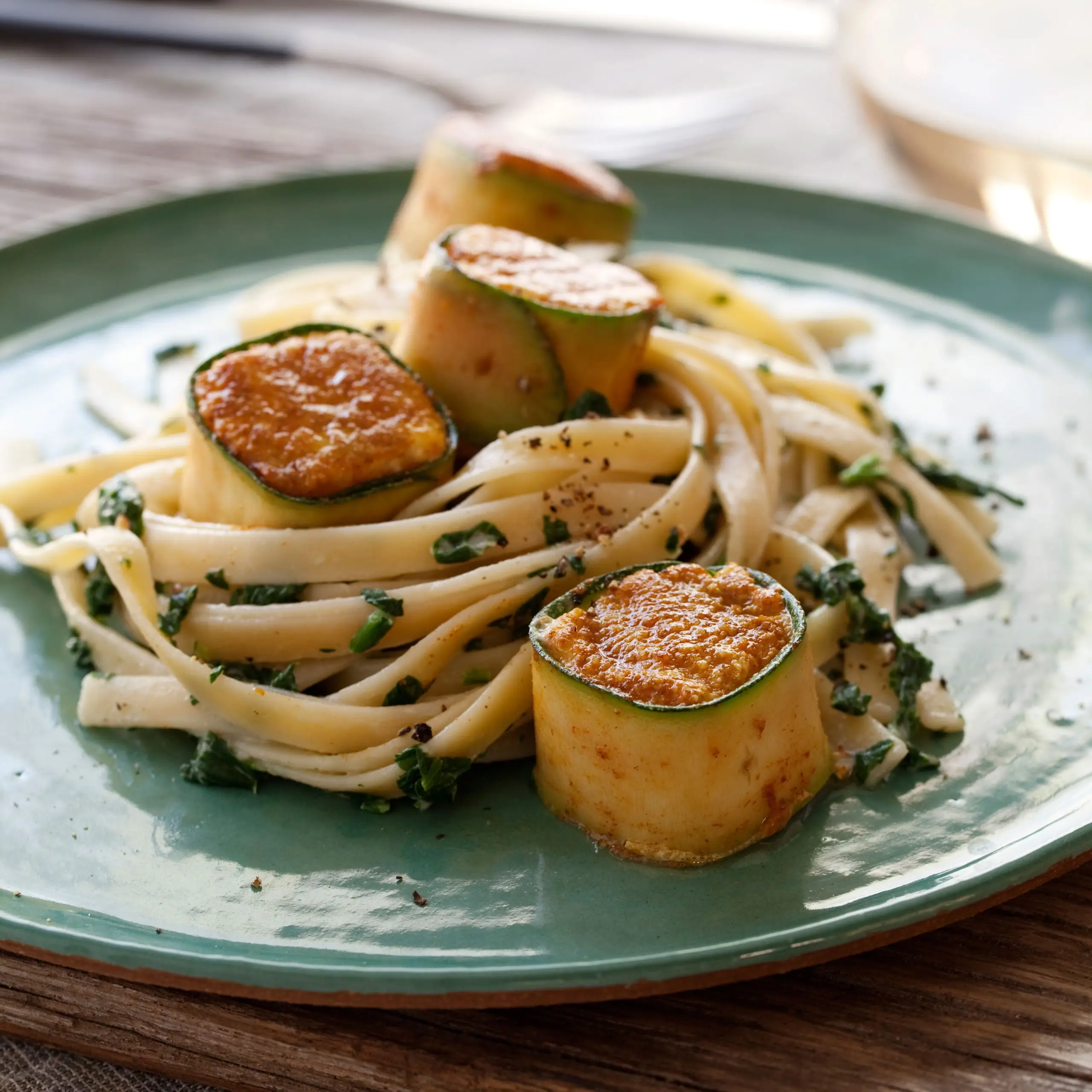 Vieiras de alabote enroladas por abobrinha