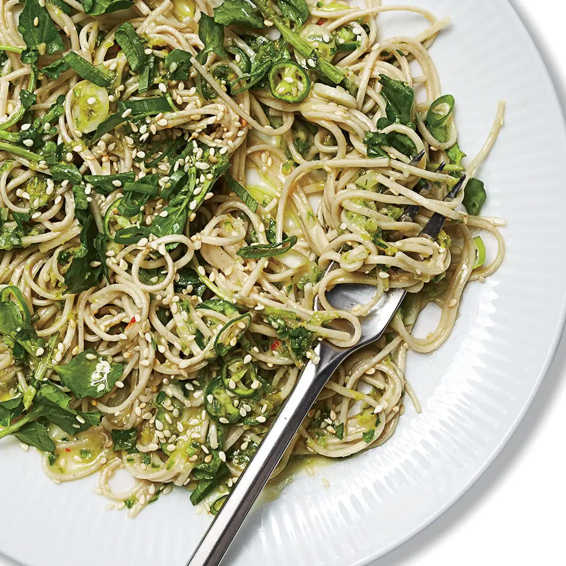 Soba com pesto de chile verde