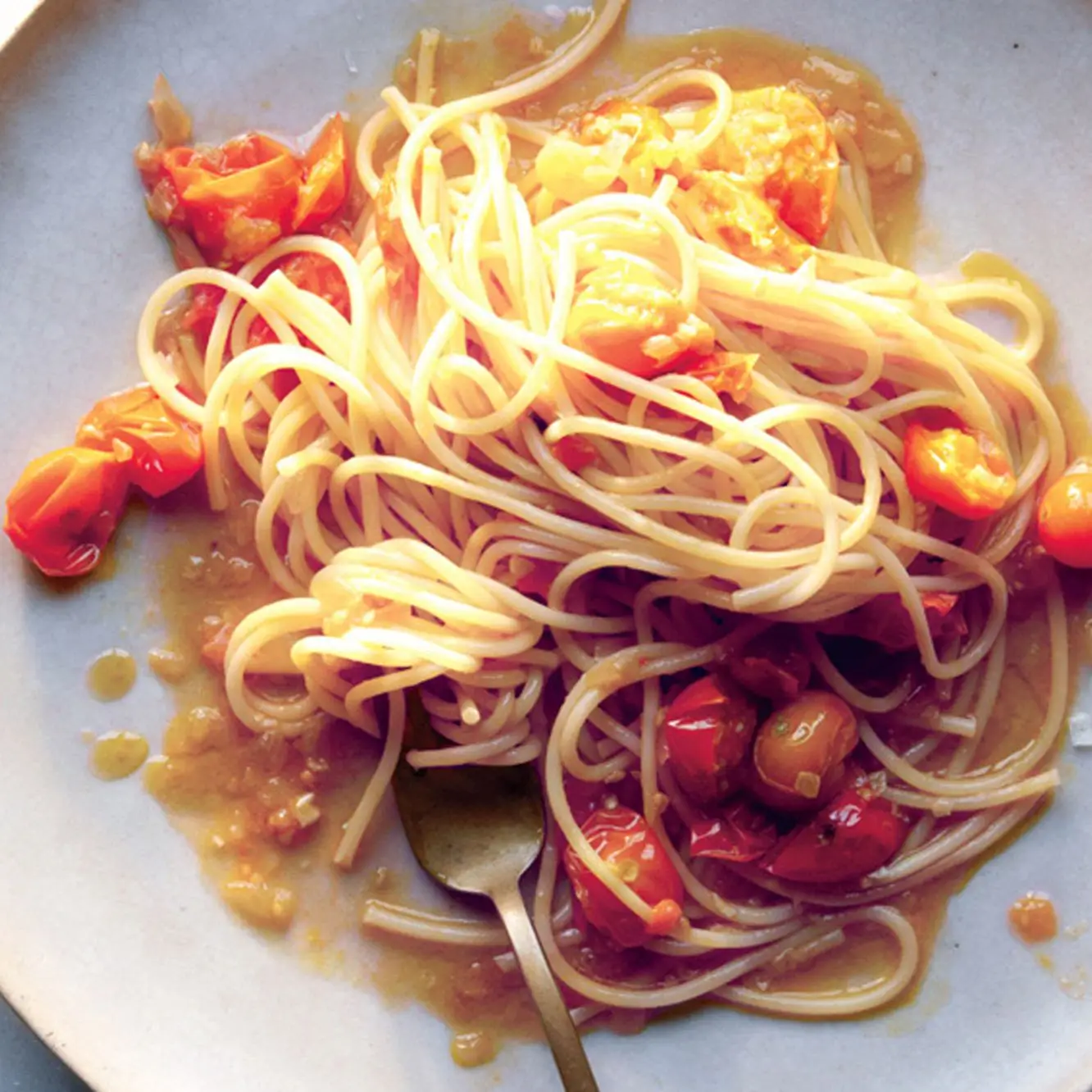 Spaghetti com molho de tomate dourado do sol