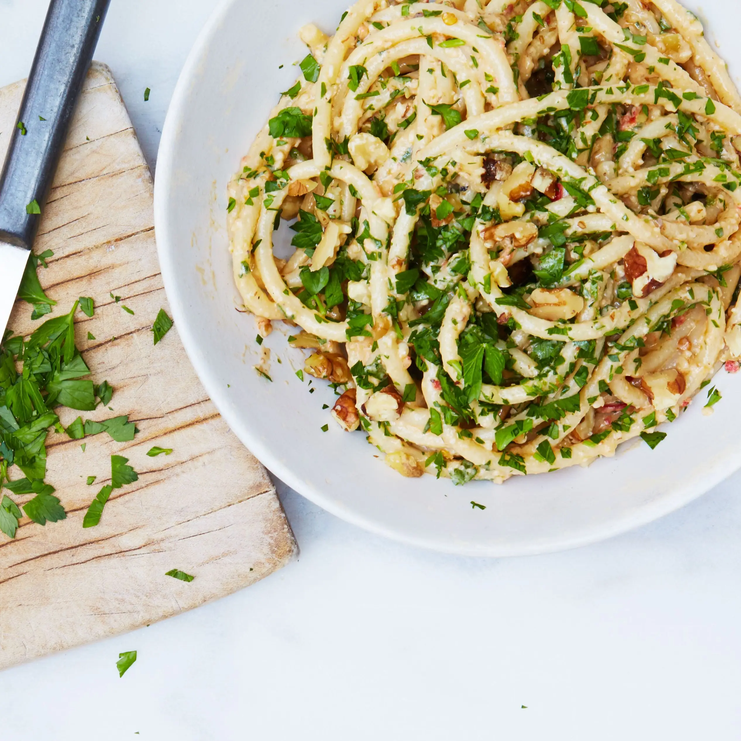 Bucatini com pesto de nozes-pareslos