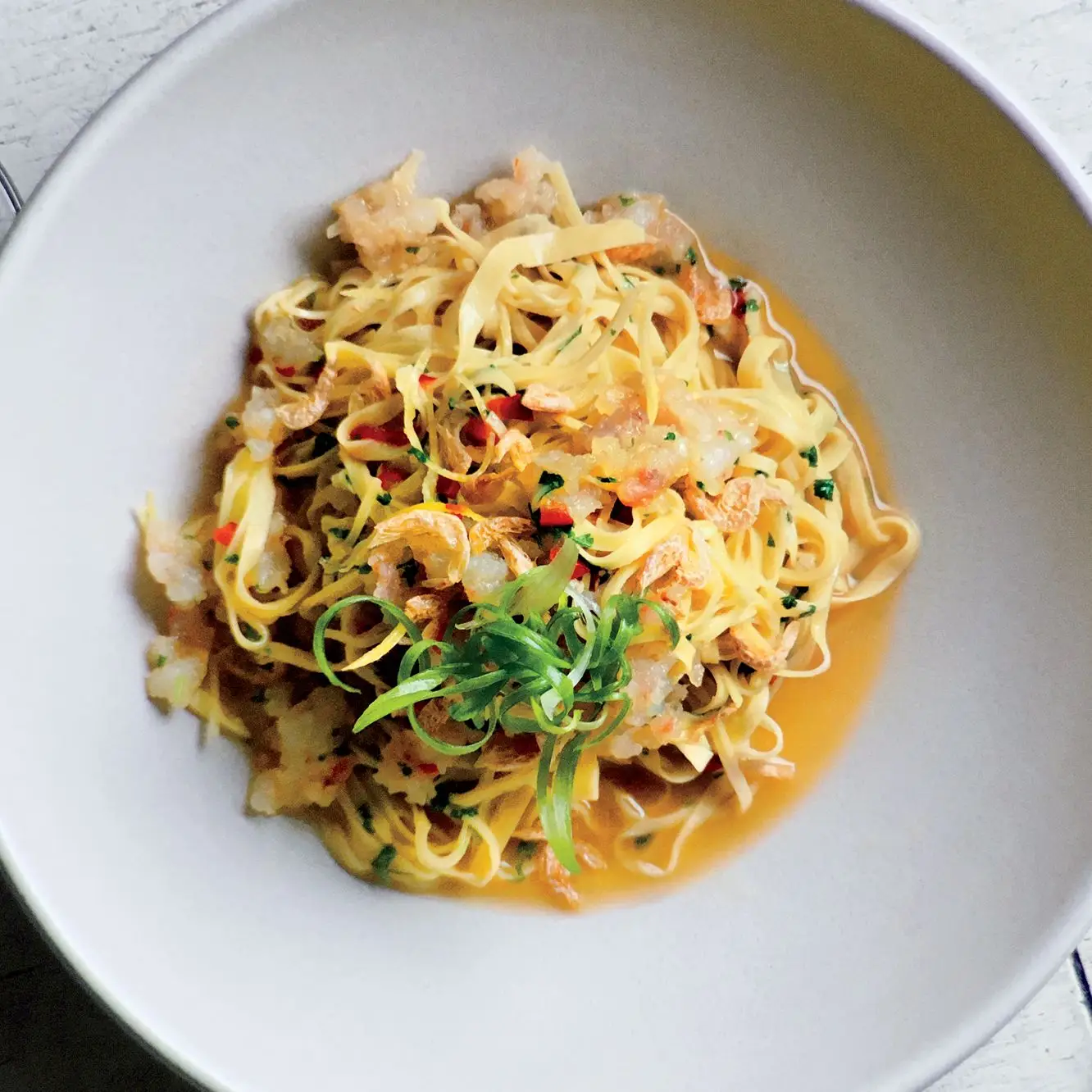 Massas com camarão de rocha, chile e limão