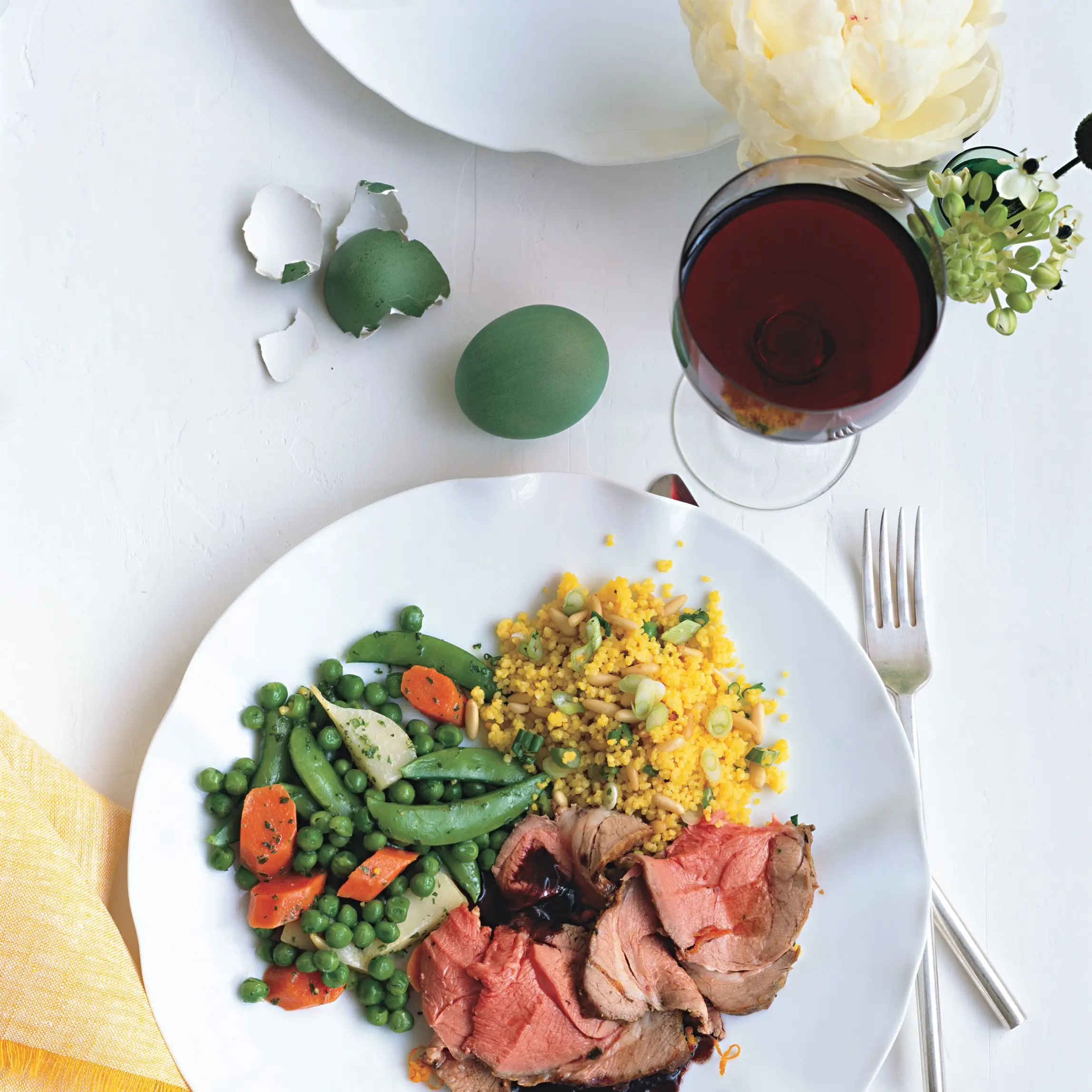 Cuscuz com aroma de açafrão com pinhões