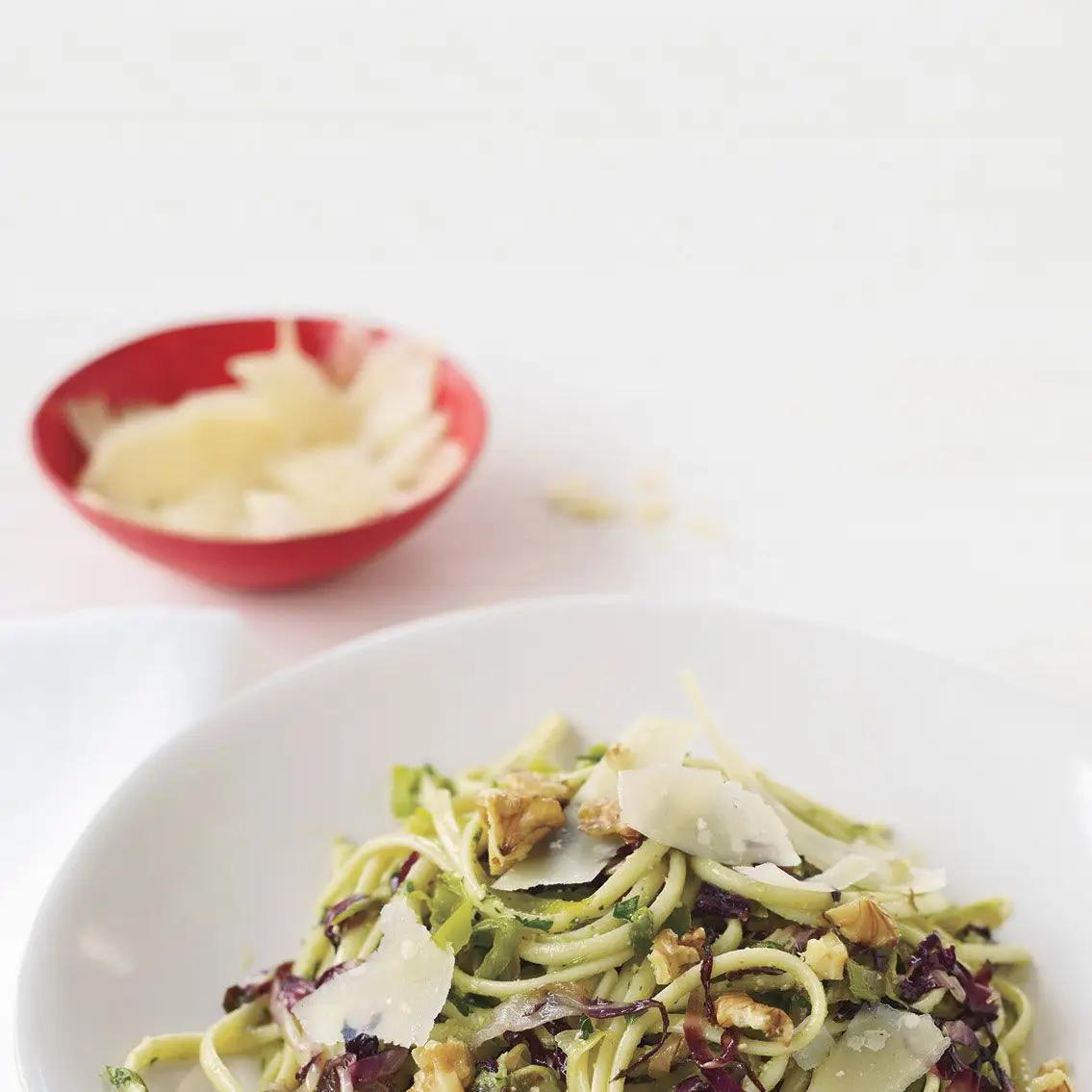 Linguine com alho -poró, Radicchio e Pesto de nogueira