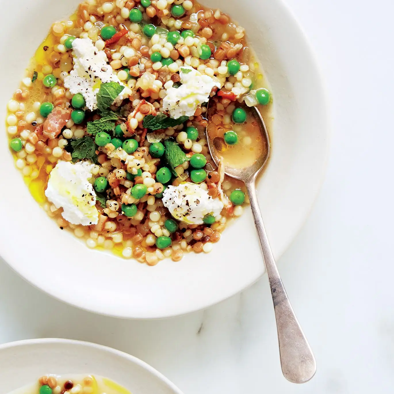 Fregola com ervilhas verdes, hortelã e ricota