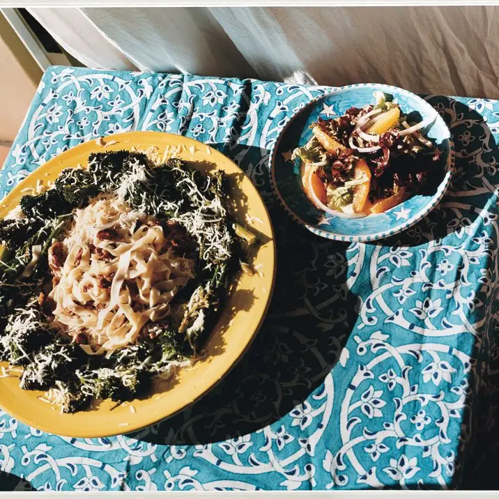 Fettuccine com salsicha, sálvia e alho crocante