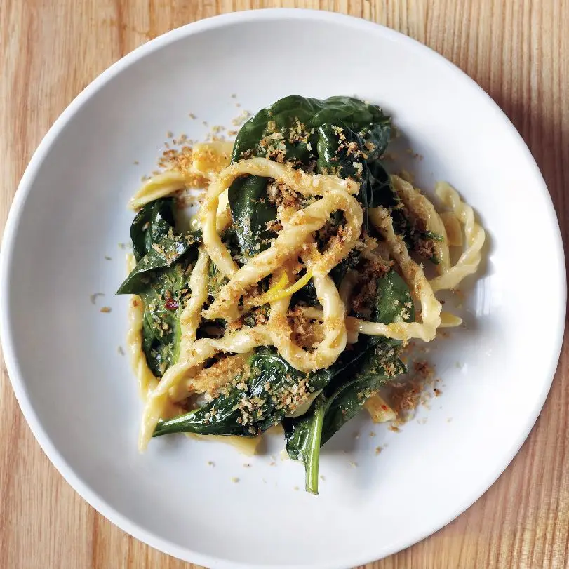 Strozzapreti com espinafre e limão preservado