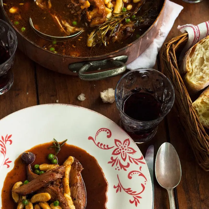 Raguout de ombro de cordeiro com Cavatelli